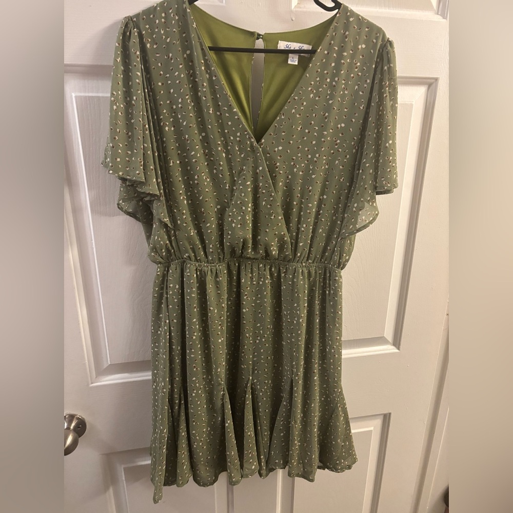 NWOT She + Sky Women's Large Green Knee Length Dress Flowy Ruffled Short Sleeve